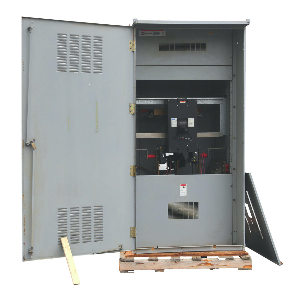 Front Dead-Front removed showing 3000A Breaker