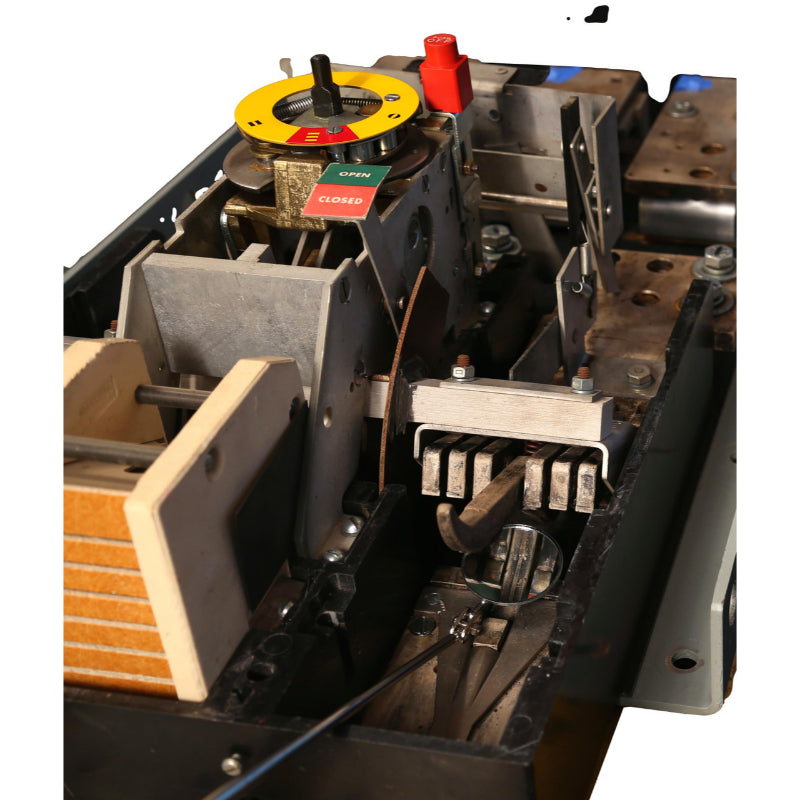 See upper contacts view through inspection mirror
THPC3430B